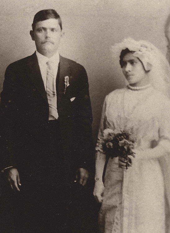 Closeup-of-Casamiento-de-Apolinar-Villasenor-y-Sara-Galaz-de-Villasenor,-1912